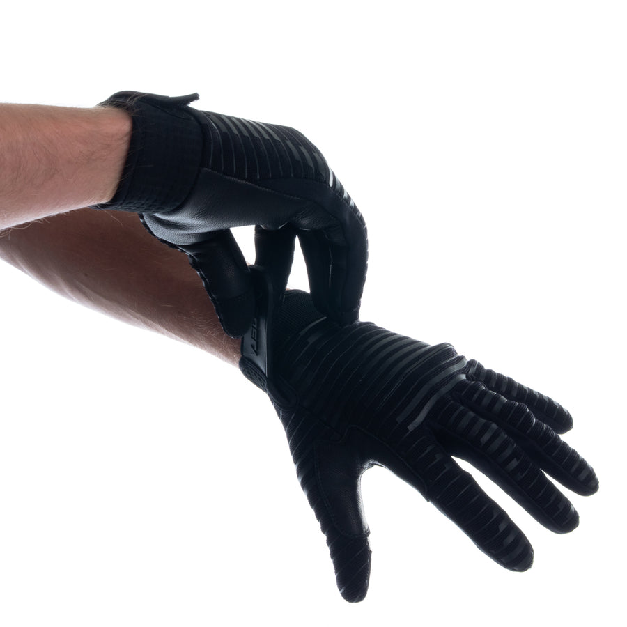 Touchscreen-compatible ONSRA BIKE gloves for e-bike and esk8 riders – thumb and index detail