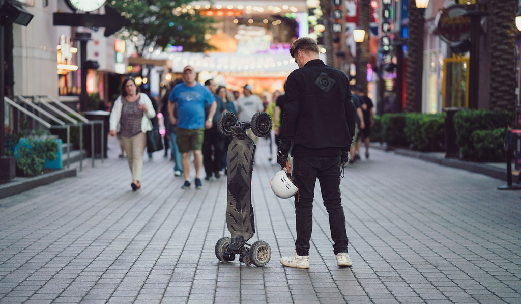 Rider carrying an ONSRA VELAR through a pedestrian street