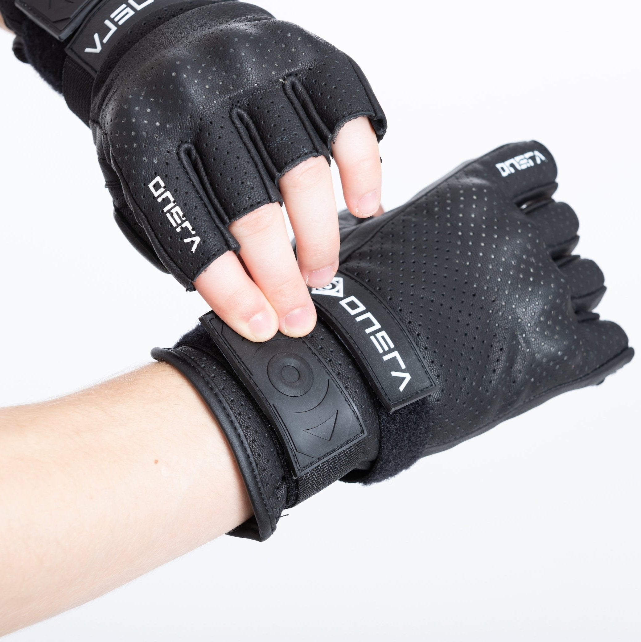 Short-fingered protective gloves for electric skateboards.